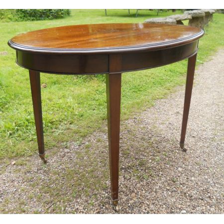 Antiker ovaler Mitteltisch aus Mahagoni