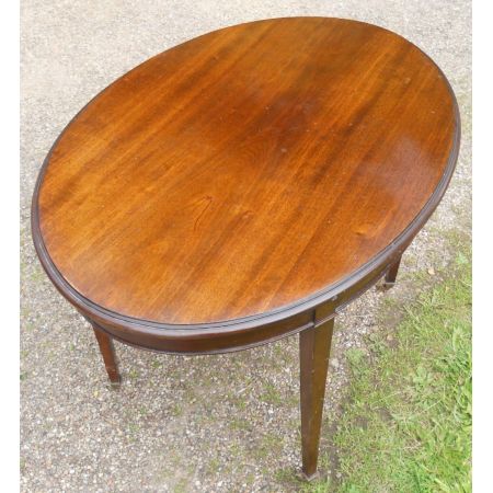 Antiker ovaler Mitteltisch aus Mahagoni