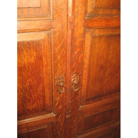 Antiker zweitüriger Kleiderschrank aus Eichenholz