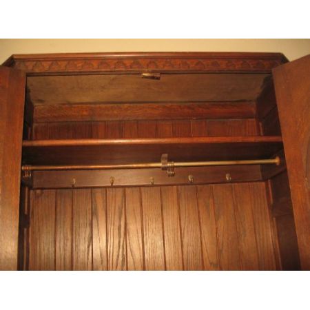 Antiker zweitüriger Kleiderschrank aus Eichenholz