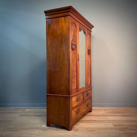 Antiker geschnitzer Kleiderschrank aus Walnussholz