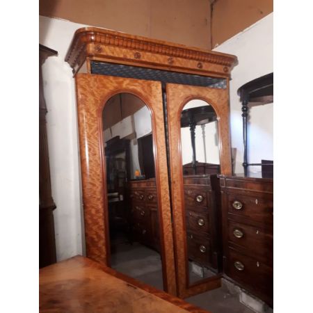 Antike Gaderobe aus Satin Brikenholz 