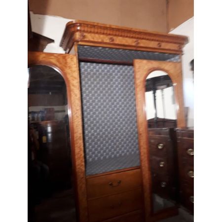 Antike Gaderobe aus Satin Brikenholz 