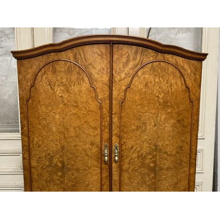 Antiker Bow Front Kleiderschrank aus Walnussholz um 1920