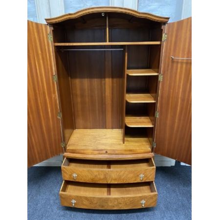 Antiker Bow Front Kleiderschrank aus Walnussholz um 1920