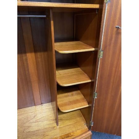 Antiker Bow Front Kleiderschrank aus Walnussholz um 1920