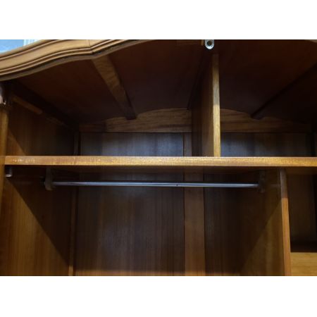 Antiker Bow Front Kleiderschrank aus Walnussholz um 1920