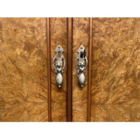 Antiker Bow Front Kleiderschrank aus Walnussholz um 1920