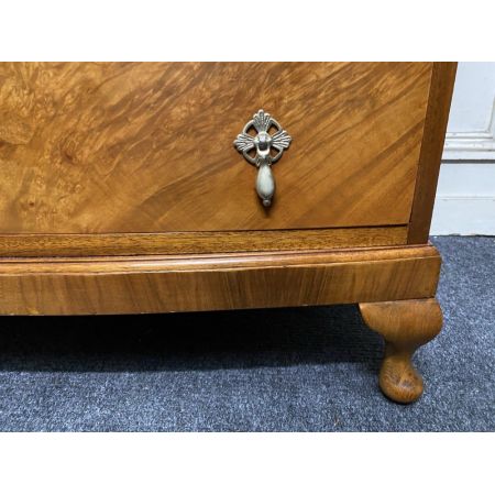 Antiker Bow Front Kleiderschrank aus Walnussholz um 1920