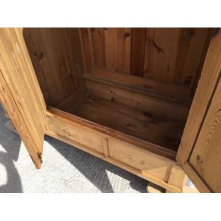 Antiker großer Kleiderschrank aus Kiefernholz