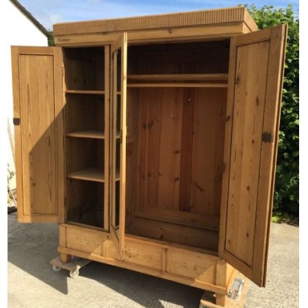 Antiker großer Kleiderschrank aus Kiefernholz