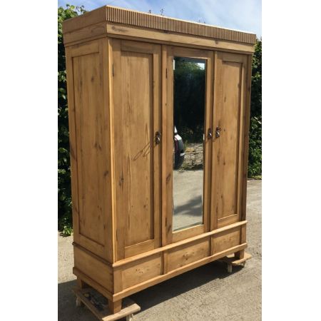 Antiker großer Kleiderschrank aus Kiefernholz