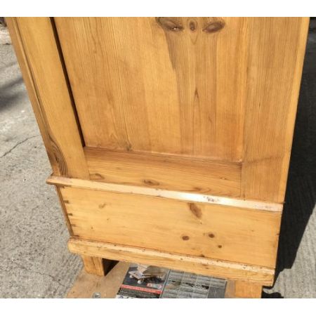 Antiker großer Kleiderschrank aus Kiefernholz