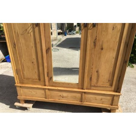 Antiker großer Kleiderschrank aus Kiefernholz