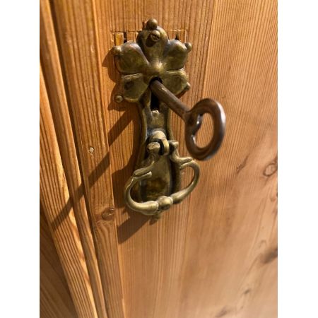 Kontinentale Vintage Gaderobe aus Kiefernholz