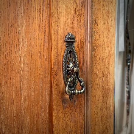 Großer antiker Kleiderschrank im Kunsthandwerksstil
