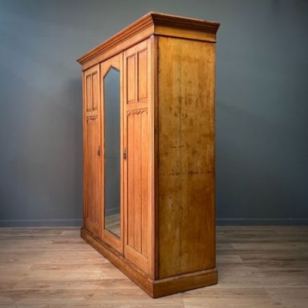 Großer antiker Kleiderschrank im Kunsthandwerksstil