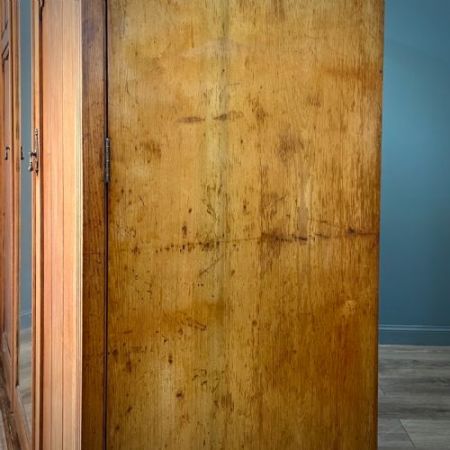 Großer antiker Kleiderschrank im Kunsthandwerksstil