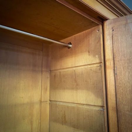 Großer antiker Kleiderschrank im Kunsthandwerksstil