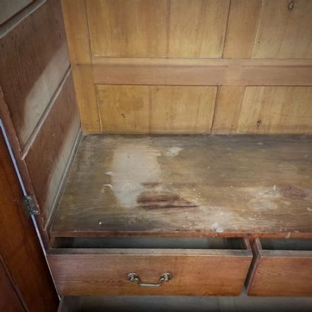 Großer antiker Kleiderschrank im Kunsthandwerksstil