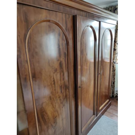 Antiker Kleiderschrank aus Mahagoni 