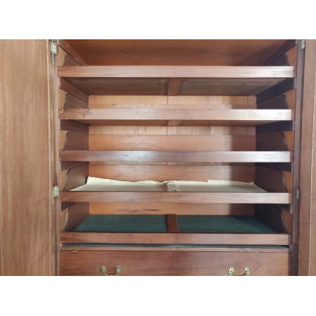 Antiker Kleiderschrank aus Mahagoni 