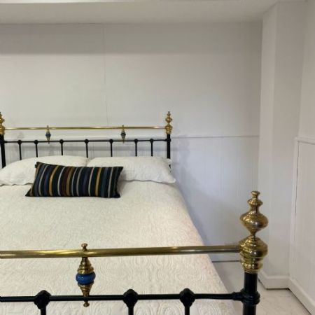 Antikes Kingsize-Bett aus Messing und Eisen