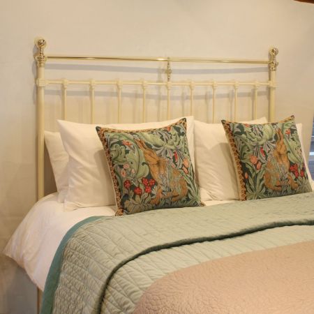 Antikes Cremefarbendes Plattformbett aus Messing und Eisen