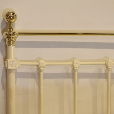 Antikes Cremefarbendes Plattformbett aus Messing und Eisen