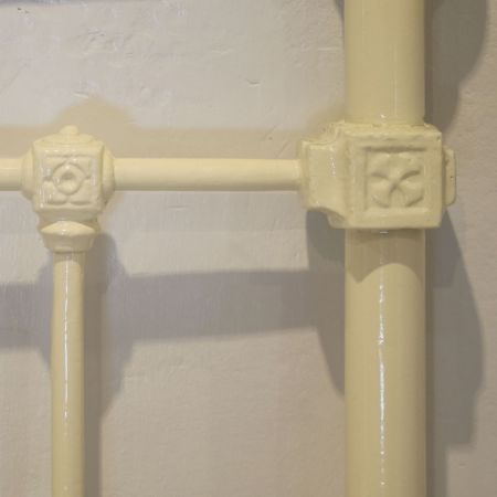 Antikes Cremefarbendes Plattformbett aus Messing und Eisen