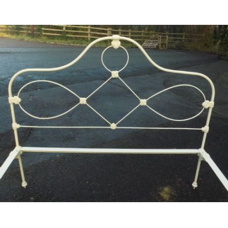 Antikes Buttermilchfarbendes Bettgestell aus Eisen