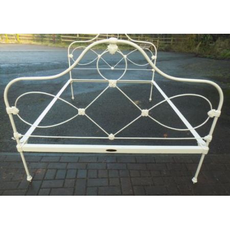 Antikes Buttermilchfarbendes Bettgestell aus Eisen