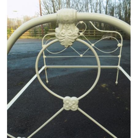 Antikes Buttermilchfarbendes Bettgestell aus Eisen