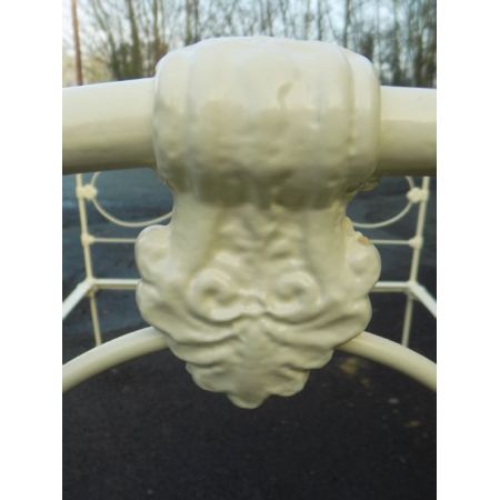 Antikes Buttermilchfarbendes Bettgestell aus Eisen