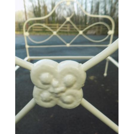 Antikes Buttermilchfarbendes Bettgestell aus Eisen