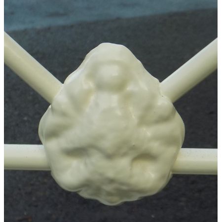 Antikes Buttermilchfarbendes Bettgestell aus Eisen