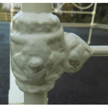 Antikes Buttermilchfarbendes Bettgestell aus Eisen