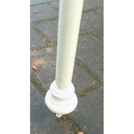 Antikes Buttermilchfarbendes Bettgestell aus Eisen