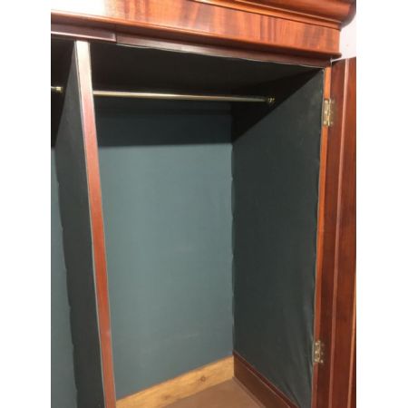 Antiker zweitürige Flame Mahagoni Kleiderschrank 