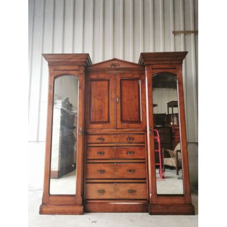 Antiker dreifacher Kleiderschrank aus der viktorianischen Epoche