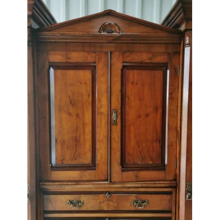 Antiker dreifacher Kleiderschrank aus der viktorianischen Epoche