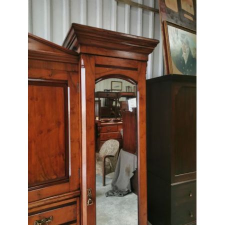 Antiker dreifacher Kleiderschrank aus der viktorianischen Epoche