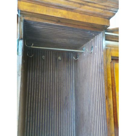 Antiker dreifacher Kleiderschrank aus der viktorianischen Epoche