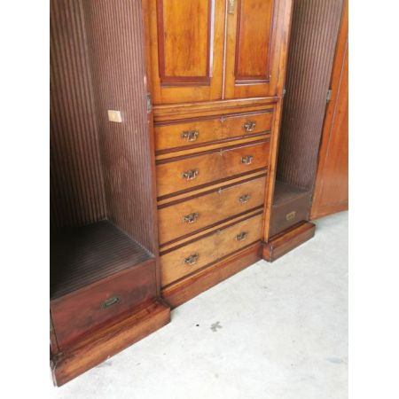 Antiker dreifacher Kleiderschrank aus der viktorianischen Epoche