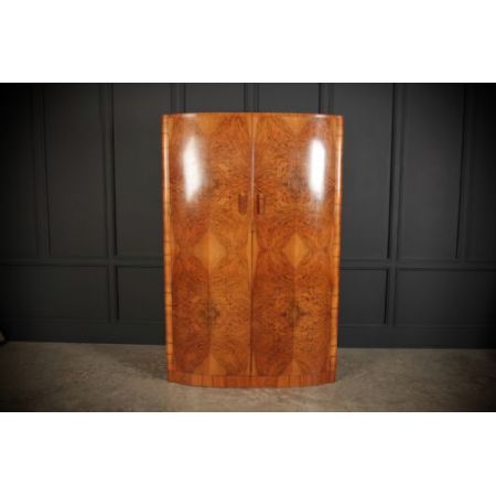 Antiker gemusterter Kleiderschrank aus Nussbaumholz 