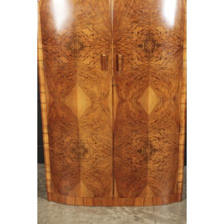 Antiker gemusterter Kleiderschrank aus Nussbaumholz 