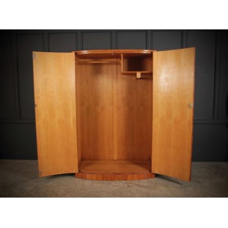 Antiker gemusterter Kleiderschrank aus Nussbaumholz 