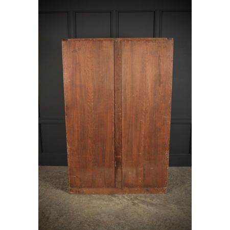 Antiker gemusterter Kleiderschrank aus Nussbaumholz 