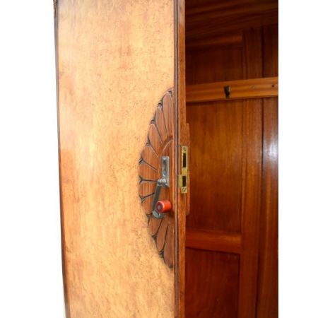 Antiker Art Deco Kleiderschrank aus hellem Vogelaugenahorn um 1930