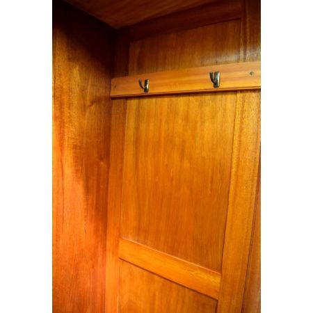 Antiker Art Deco Kleiderschrank aus hellem Vogelaugenahorn um 1930